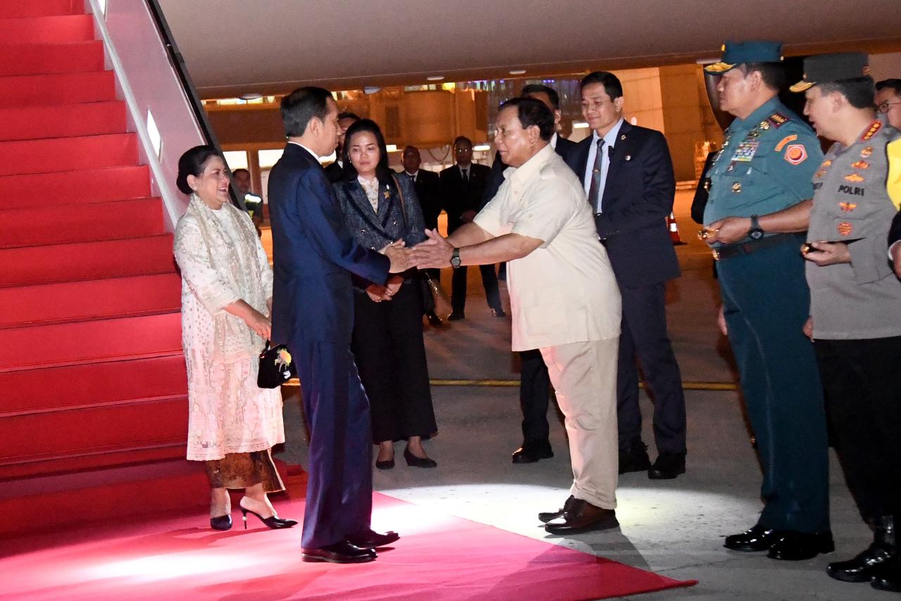 Prabowo Sambut Presiden Jokowi Saat Tiba di Tanah Air